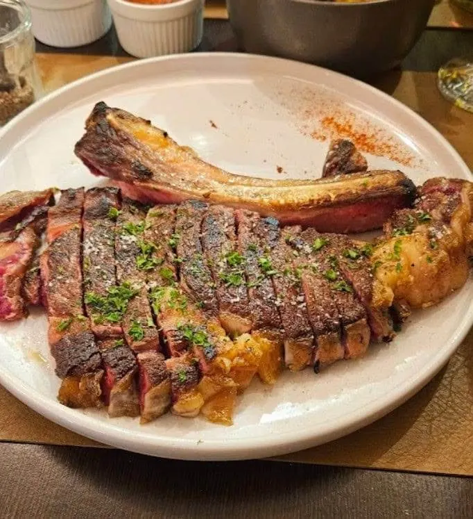 Côte de bœuf tranchée, servie au Bar'Back Évian