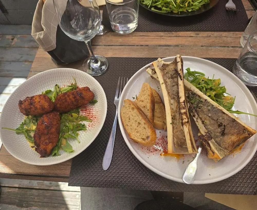 Os à moelle et croquettes en entrée
